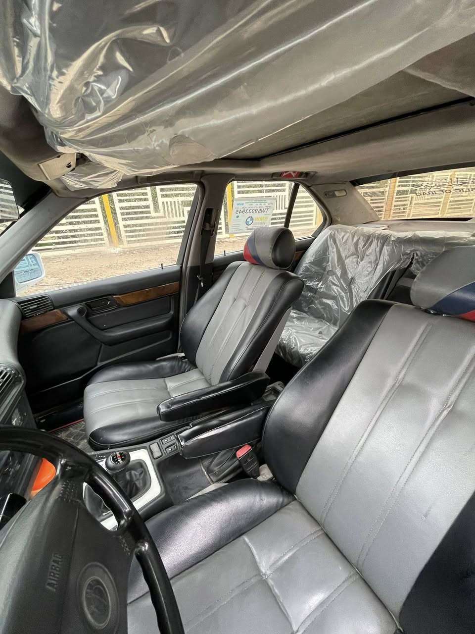 السلام عليكم بي ام دبليو 1990 حجم 525i كير عادي حجم المحرك 520 سيارة جديدة رقم بصرة تحويل ثاني يوم تايرات جديدة حدادة ماناقصها شي بدي جديد نصبتها حلوة سيارة السعر 60 وبيها مجال قليل الخاص مغلق رقم تليفون *********** مكاني بصرة
