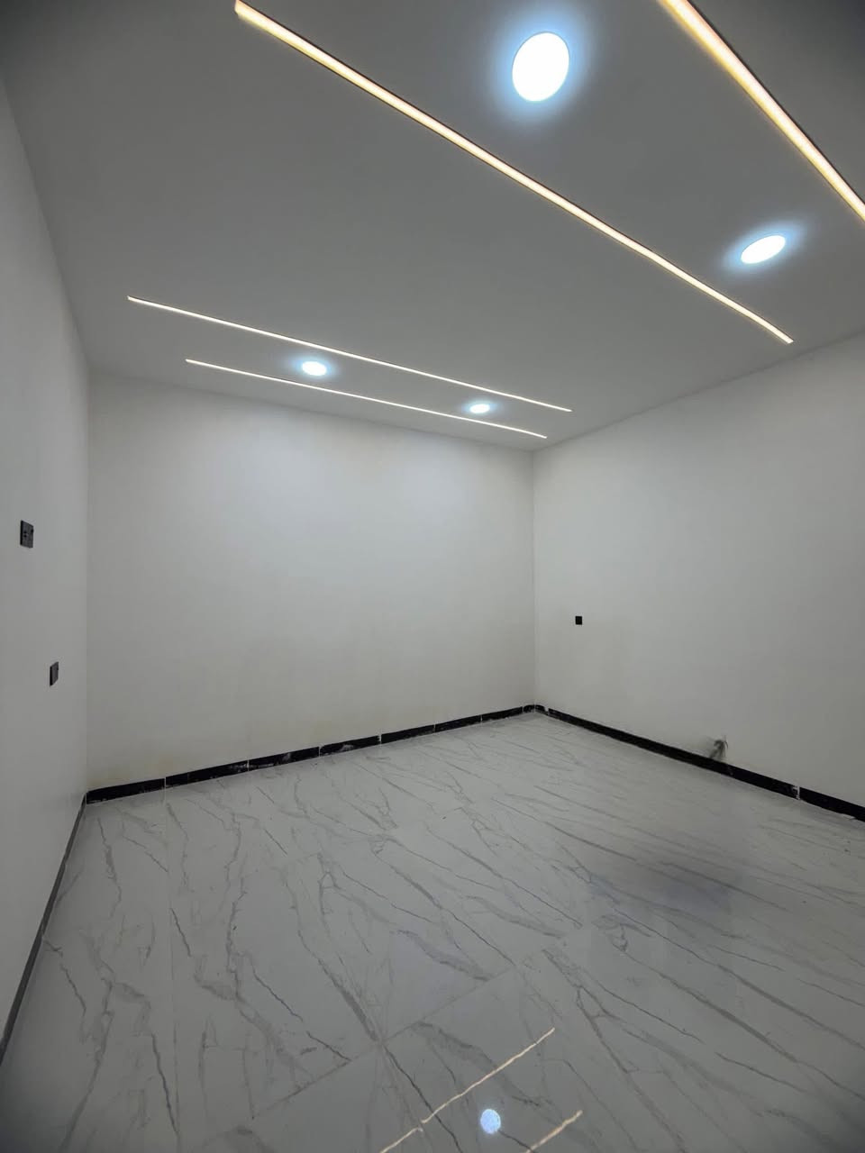 دار للبيع 
الموقع : حي البلديات ( قرب سايدين طب الاسنان )
المساحة : 104 متر
الواجهه : 7 متر
الاتجاه : شروق ابتدائي
شارع تبليط 12 متر
الطابق الاول : غرفة نوم وهول واستقبال ومطبخ وصحيات
الطابق الثاني : غرفتين نوم وهول وصحيات
نستقبل عروضاتكم في اغلب مناطق الجانب الايسر
للاستفسار مراجعة مكتب المدينه سايدين الصديق 
***********
***********

لمعرفة السعر الانضمام إلى قناتنا في التليكرام عبر الرابط ادناه 

https://t.me/al_madena
