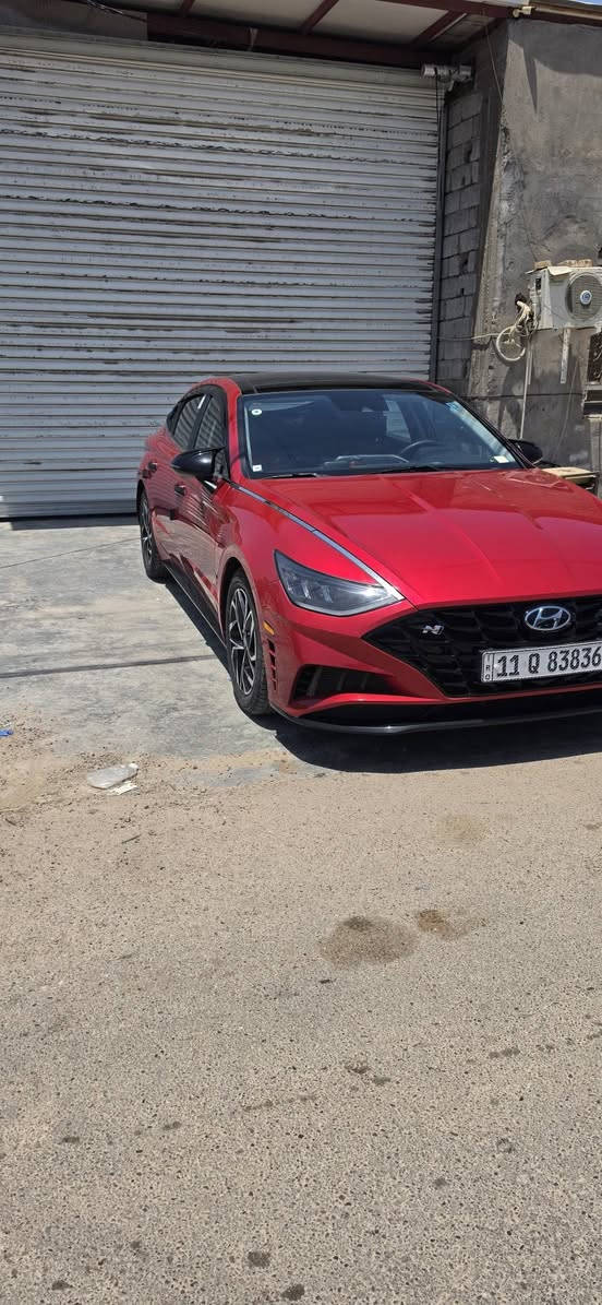 🚗 #للبيع_سوناتا_موديل_23_فول 🚗
هيونداي سوناتا موديل 2023 (وارد أمريكي) - فول مواصفات بحالة ممتازة جداً فول مواصفات.
 ⚙️المحرك والأداء:
 المحرك: 4 سلندر بسعة 2.5 لتر (تنفس طبيعي)، يجمع بين القوة والاقتصادية.
 الإضافات: السيارة عليها تزويد تعديل رياضي مميز يعطيها أداء ومظهر خاص.
 الممشى: 45 ألف فقط (حقيقية).
 الصبغ: قطعتين فقط (دعامية + شبر فوك اللايت).
 الداخل: سليم تماماً وبحالة الشركة (بدون داخل).
 الإيرباك: سليم بالكامل وجاهز (بدون إيرباك
 ✨ أبرز مواصفات الـ (فول مواصفات) لهونداي سوناتا 2023:
 التصميم الخارجي:
 إضاءة أمامية وخلفية Full LED بتصميم السوناتا الرياضي المميز.
 فتحة سقف بانوراما بالكامل.
 رادارات أمامية وجانبية
 (ويلات) ألمنيوم حجم كبير بتصميم رياضي مميز.
 بصمة تشغيل وبصمة أبواب مع ميزة التشغيل عن بعد.
 المقصورة والرفاهية:
 كراسي جلد (فول كهرباء) مع ميزة التدفئة
 شاشة عرض ديجيتال كبيرة (عدادات رقمية بالكامل) تتغير حسب وضعية القيادة.
 شاشة وسطية كبيرة تدعم Apple CarPlay و Android Auto ونظام ملاحة (Navigation).
 نظام صوتي ممتاز (Premium Sound System).
 شاحن لاسلكي ذكي للهواتف.
 أنظمة الأمان والقيادة الذكية:
 نظام القيادة الذاتية الذكي (تحديد مسار والحفاظ على المسار).
 رادار مانع تصادم أمامي وخلفي مع كبح تلقائي عند الطوارئ.
 نظام مراقبة النقاط العمياء في المرايا الجانبية.
 حساسات أمامية وخلفية للمساعدة على الوقوف.
 وضعيات قيادة متعددة (Eco, Comfort, Sport, Smart).
 📌 السيارة جاهزة من كل النواحي، مسرفسة وجاهزة للتحويل.
📞 للاستفسار أو معرفة السعر، يرجى المراسلة على الخاص أو الاتصال على الرقم: [***********]
