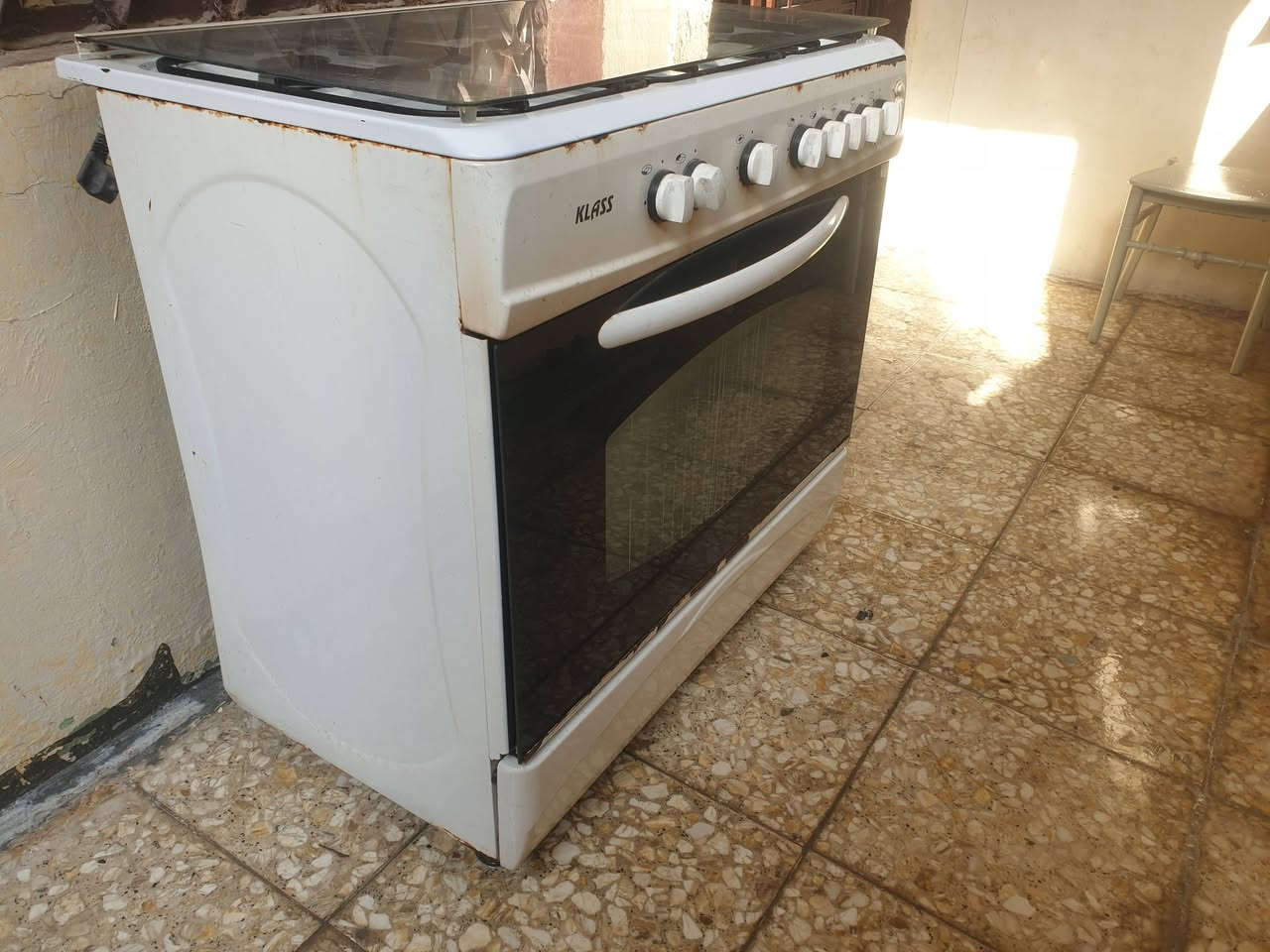 ثلاجة هيتاشي نظيفه وطباخ ٥ عيون نضيف٣٥٠ الف .واتسب ***********
