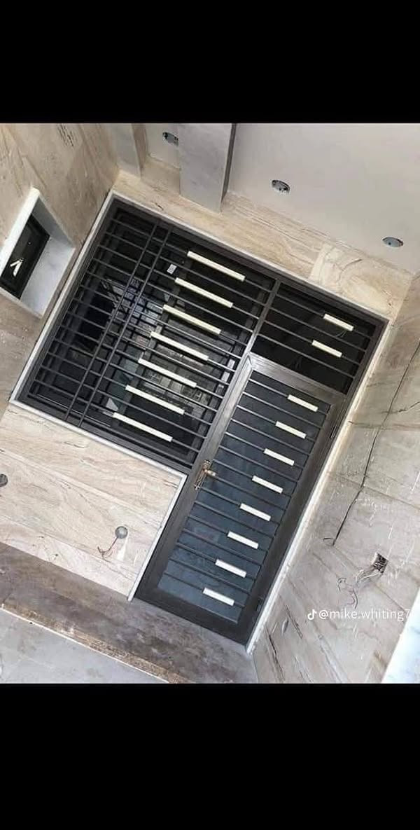 من اعمالي باب  وشباك  حديد ثقيل  وتسابي علي الحداد *********** حداد متجول لكافة أنواع الحداده العنوان البصره حي بغداد ضهر العلوه العنوان الثاني ابو الخصيب للحداده
