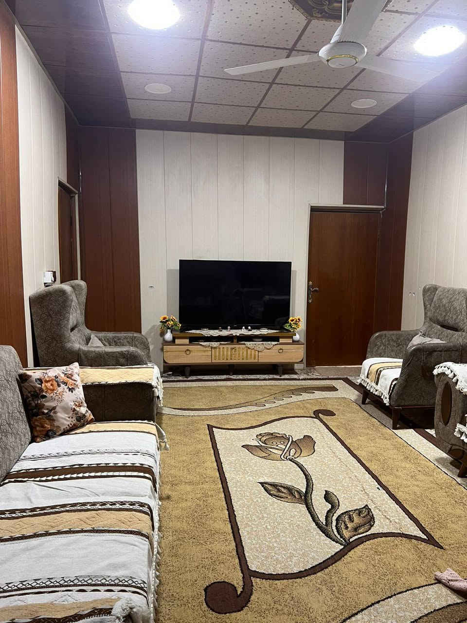 اللهم صل على محمد وال محمد 
بيت للبيع في حي التأميم الأولى ويقع امام ساحة خلف مدرسة الرواد 200م البيت عبارة عن مشتملين وتكدر ترجعة بيت واحد بناء نظيف الطابق الأول كونكريت والطابق الثاني غرفتين وسطح والطابق الثالث بيتونة وسطح للأستفسار اكثر ***********
