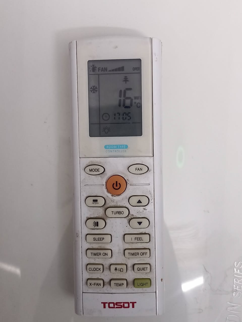 سلام عليكم للبيع سبلت توسوت 1 طن إنفيرتر (TOSOT Inverter)  
 سبلت جداري حجم 1 طن (12000 BTU) من ماركة توسوت (TOSOT) الأصلية، 
 الجهاز غني عن التعريف بقوته وتحمله للأجواء العراقية الحارة.المواصفات الفنية للجهاز (مثبتة على الملصق الفضي الأصلي):الموديل 
والسلسلة: سلسلة مون إنفيرتر (Moon Inverter) الذكية والاقتصادية.توفير الطاقة: يدعم ميزة التحكم بالأمبيرات (Inverter) بشكل دقيق، ممتاز جداً للمولدات المنزلية.نوع الغاز: يعمل بغاز R410A الحديث والصديق للبيئة (كفاءة تبريد أعلى).نوع الضاغط (الكومبريسر): ضاغط استوائي من صنف T3 مصمم للعمل تحت درجات حرارة تتجاوز 50 مئوية دون أن يفصل تاريخ الصنع: شهر 4 لسنة 2022 (جهاز حديث ولم يستهلك).حالة الجهاز:السبلت بلادي، نظيف جداً، وغير مصلح نهائياً. تم فكه بعناية  وجاهز للنصب والتشغيل  
للتواصل والاستفسار، يرجى المراسلة على الخاص
 السعر: 425 ألف دينار المكان: بغداد (الغزالية)."
(التسليم من باب البيت، ويحق للمشتري جلب فني للفحص البصري قبل الشراء).


**إذا كنت صاحب هذا الإعلان وتريد حذفه لأي سبب، رجاءا أرسل رسالة إلى الدعم الفني**