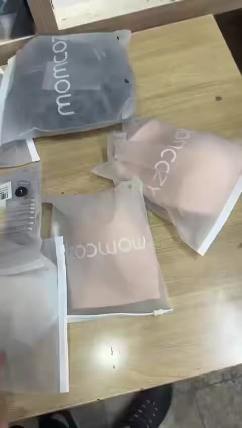 حمالة الصدر للرضاعة من نوع Momcozy Ultra Soft Seamless Nursing Bra YN21.
إليك أهم مواصفاتها وتفاصيلها:
المميزات الأساسية:
• تصميم بدون خياطة (Seamless): يوفر راحة قصوى ومظهرًا غير مرئي تحت الملابس، مما يجعله مثاليًا للارتداء اليومي.
• دعم بدون أسلاك (Wire-free): لا يحتوي على أسلاك معدنية مزعجة، وبدلاً من ذلك يعتمد على هيكل داخلي داعم (غالباً بشكل حرف W) لتوفير الرفع دون ضغط.
• سهولة الرضاعة: مزود بمشابك أمامية يمكن فتحها بيد واحدة بسهولة، مما يسهل عملية الرضاعة الطبيعية في أي وقت.
• متعدد الاستخدامات: مناسب لفترة الحمل، الرضاعة، النوم، وحتى كحمالة صدر يومية مريحة أو لممارسة الرياضة الخفيفة.
• متوافق مع مضخات الثدي: يأتي عادةً مع قطع إضافية (أو تصميم مرن) تسمح باستخدامه لتثبيت مضخات الثدي القابلة للارتداء.
المواصفات التقنية:
• المادة: خليط من النايلون (حوالي 58%) و السبانديكس (حوالي 42%)، مما يمنحه ملمسًا ناعمًا كالحرير وقابلية عالية للتمدد لتناسب تغير حجم الثدي.
• البطانة: يحتوي على وسادات (Pads) قابلة للإزالة والتعديل حسب الرغبة.
• التهوية: نسيج يسمح بمرور الهواء، مما يحافظ على جفاف البشرة وراحتها.
• الألوان: كما يظهر في الصورة، يتوفر بعدة ألوان (أكثر من 8 خيارات إضافية) تشمل الأسود، البيج، والرمادي.
نصيحة إضافية:
هذا الموديل (YN21) مشهور جدًا بكونه "مريحًا للنوم" و "ناعمًا على البشرة الحساسة"، فإذا كنتِ تبحثين عن قطعة لا تسبب ضغطًا على القفص الصدري، فهذا خيار ممتاز.


**إذا كنت صاحب هذا الإعلان وتريد حذفه لأي سبب، رجاءا أرسل رسالة إلى الدعم الفني**