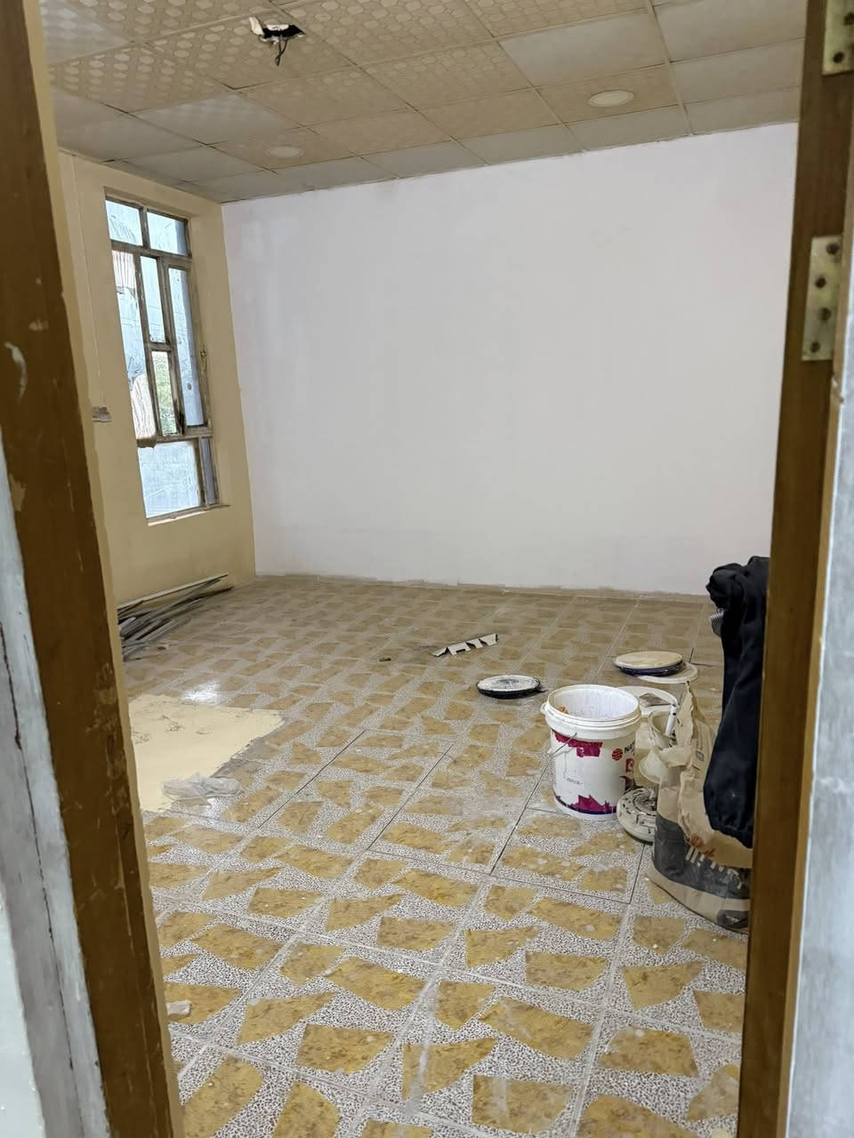 شقه بلبشيمان  يم مدرست غزه ايجارها 225مكونه من غرفتين وصاله كبيره. رقم الهاتف ***********
