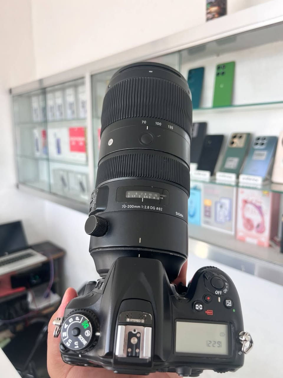 كامرة نيكون D7100
الشتر ٦٢٠ صورة فقط 
زوم رياضي 200_70 الغني عن التعريف 
مع حقيبه 
بيع مستعجل قيم باليرضي الله 
*********** 
واتساب،
