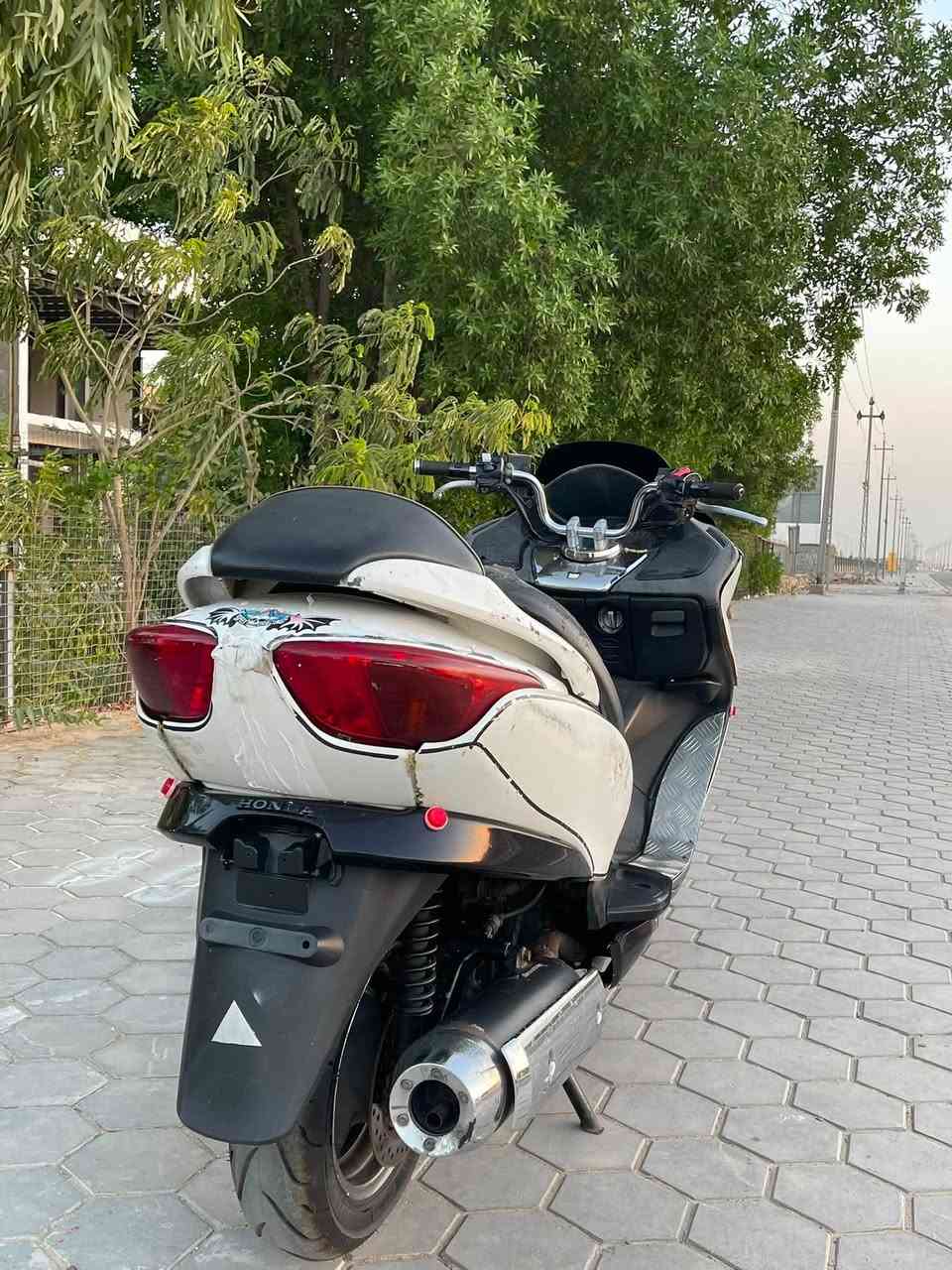@السلام عليكم 
للبيع دراجه فورزه 08 الدراجه مثل ما بل صور علئ حطته معرفه مواصفات الفورزه كير سرعه ١٦٠ تايرات جدد جويتر ماله البلادي الدراجه ما مفتوحه ولا مجفته ويم الفحص يبين الدراجه كهربائيات مكينه نهضه كلجات كلشي ما بيه شي الله شاهد تخبل بلسرعه.راديتر نضيف كلشي ما عوزه مال جناي بس كفراته شوي متاذيه بس 
المكان بصره كزيزه رقم التلفون *********** 
السعر مليون و ١٠٠ وبيه مجال بصيط
