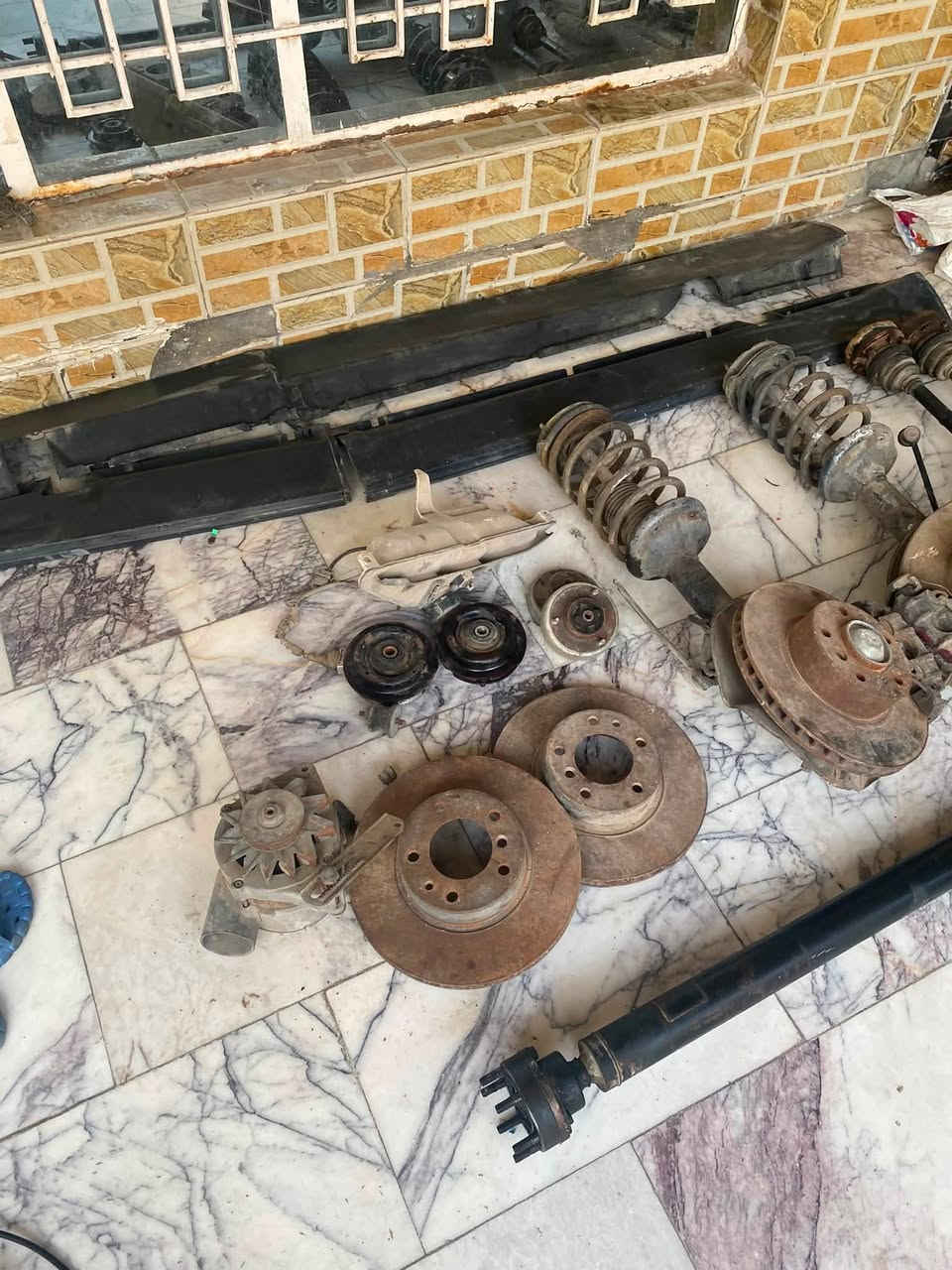 السلام عليكم 
راديتر ٣٥ مفتوح سعرها #حاوية مو تفصيخ  سعرها ٧٥ الف عالضمان 

مروحة تفصيخ عراقي سعرها ١٥الف تگعد لل٧٠٠ ابيعلكياها فحص عالباتري بدون ضمان 

درايف شفتات ٧٠٠ خشن نظيفات كلش مامفتوحات بقفيص الشركة عالضمان ١٠٠ الف 

دوس حاوية سعرهن ٦٠ الف قفل 
گاردن ٧٣٥ مفتوح نظيف عالضمان ب ١٠٠ الف 

ويل خلية اصلي  حفر BMW هو والتاير سبير ب ٧٥ الف قفل 

ماطور ماسحات كامل هو والمكينة  #حاوية سعره ٣٥ الف عالضمان 

فلنجات ٧٤٠ بدي قديم #حاوية  ب ٦٠ الف 

درع مكينة ب ١٥ الف 

داينمو ٣٥ مفتوح ب ١٥ الف 

قواعد دبل امامي عراقي ٧٠٠ و٥٠٠ زوج ب ١٥ الف عالضمان

جك الواحد  ب ١٠  

تليفون  قفل قفل ٧٥ الف 

دعامية خلفية ٧٠٠ بلادية كلش نظيفة ب ١٦٠ الف بيهه فطر بسيط
مكاني بغداد 
***********

