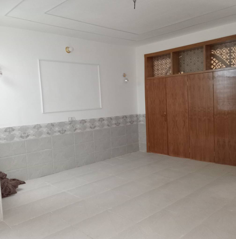 ١٥٠متر غرفتين وصاله ومطبخ وستقبال وحمامات داخليه وخارجيه العنوان نجف الاشرف مقابيل قريه القدير عمود ٢٨٢مقابل مكتب التساهل ***********اتساب بناء حديث وخدمات فول شارع تبليط عرض الشارع ١٨متر اناره النجف, العراق
