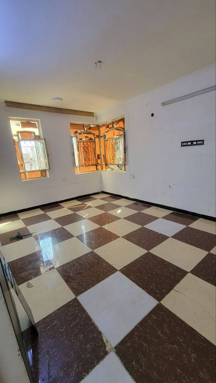 🏡✨ فرصة مميزة للإيجار في السيدية ✨🏡
🔹 شقة للإيجار 130 متر – طابق ثاني
🔹 تحتوي على:
🛏️ غرفتين نوم
🍳 مطبخ
🛋️ صالة
🚿 خدمات
🌤️ سطح
💰 بدل الإيجار: 550 ألف 
📍 موقع مناسب وسكن هادئ ✔️
📞 للاستفسار أكثر:
 التواصل عبر الرقم التالي 👇
📲 ( *********** )
🔥 لا تفوّت الفرصة – الشقة جاهزة للسكن فوراً!
