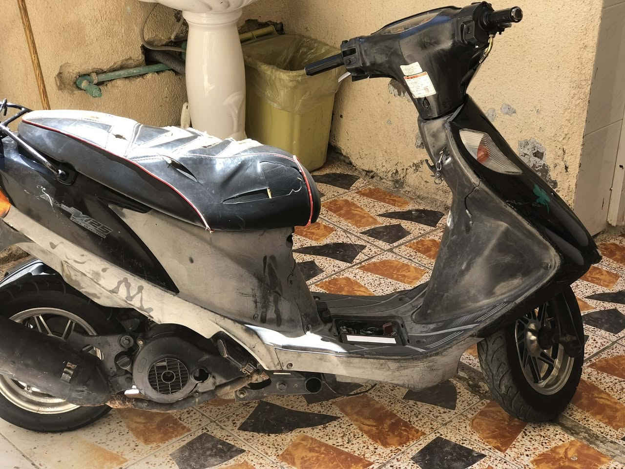 السلام عليكم ادرس قديم شغاله كهربائياته اشاير هورن  ويل رياضي نجمه مكينه مفتوحة السعر 300 للتواصل خاص او ***********
