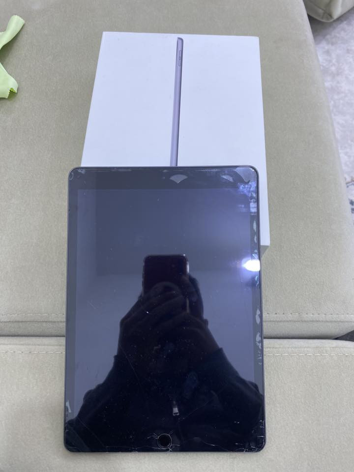 السلام عليكم ايباد ٩ ذاكرة ٦٤ بطارية ٨٧ جهاز نضيف كلش الكسر بل أزمة الشاشة الأصلية كلشي ما بيهة سعرة ٣٥٠ و بي مجال زين للتواصل واتساب ***********
