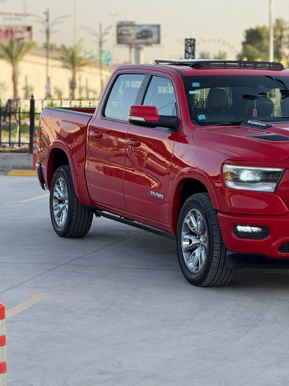 السلام عليكم
رام 2022 لارامي وارد امريكي 
باب طويل بدي قصير المرغوب
صور الحادث موضح كدامك بالمنشور فقط دعامية 
البنيد مصبوغ وحافات الجاملغات 
بيهة كفر بدي 
گير ومكينة بلادي 
1. مكينة 8 سلندر 5700 
2. كشنات جلد تدفئة تبريد
3. كشنات تدفئة وتبريد 
4. مري شفط كهرباء مع خاصية التسخين والتعتيم
5. تشغيل عن بعد
6. صندوك كهرباء
7. خزن ذاكرة للكشنات
8. دوسات كهرباء
10. سكليتر والبريك كهرباء
11. شاشه تيسلا
12. ستيرن تدفئة
13. شاحن لاسلكي
14. حساسات امامية خلفيه
15. منظومة زينون بلادي
16. رادار تحذر ونقطه عمياء

مكاني بغداد الامين الثانية 
السعر 335 ورقة 
***********
