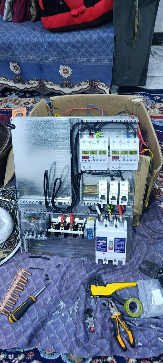 اللهم يا رازق السائلين، ويا راحم المساكين، إياك نعبد وإياك نستعين، اللهم إني أسألك رزقاً واسعاً طيباً من رزقك، يا مقيل العثرات، يا قاضي الحاجات، اقض حاجتي، وفرج كربتي، وارزقني من حيث لا أحتسب
ابو تبارك ***********
