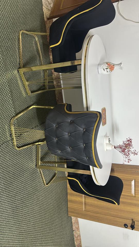 السلام عليكم 

ميز طعام + 6 كراسي جديد اسخدام شهر 

هو والكراسي قاعده حديد شي درجة اولى

باب بلاستك + قريوله حديد + مهد طفل 

جديد ما مستخدم + دوشك 220*180 ارتفاع 33 سم

طبي نفرين ودوشك تفر ارتفاع 25 سم 

الاسعار قيم بما يرضي الله واخذ

***********واتساب
