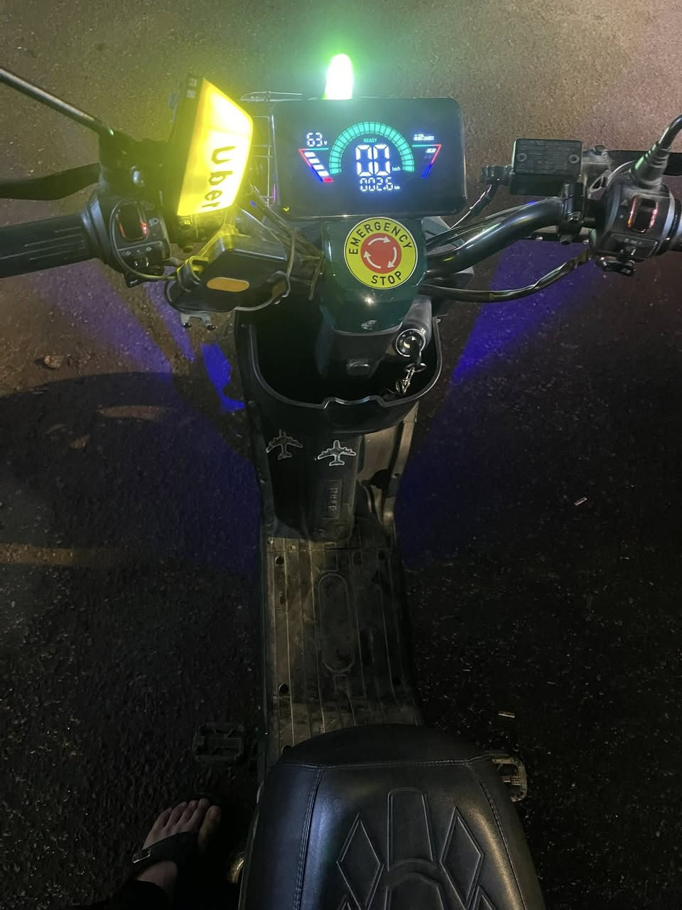 شحن للبيع R9 2025كلشي مابيها اشاير شغالات 5 بطاريات كلشي موضح بل صور سعر 500 و بيها مجال رقم ***********
