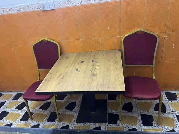 كاونتر نضيف  مترتين كامل  و ميز طعام مصدع بسبب الضب من النص بسيط  الكاونتر سعره 150 والميز طعام ب 25 الف 
مكاني الحسينيه مطعم الامير . *********** واتساب بي
