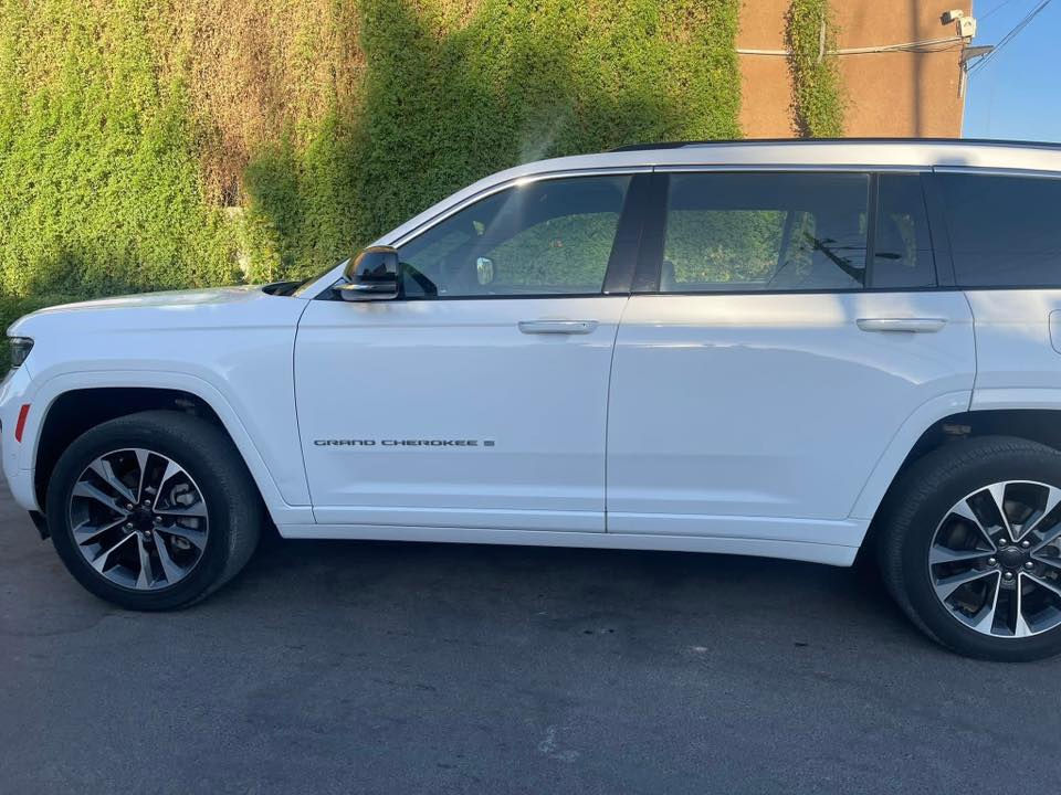 JEEP GRAND CHEROOKE OVER IAND
الموديل : 2023
المحرك:V6, 3.6L.
العداد: 32MI
السياره : 7 راكب عائليه 
رقم بغداد بسمي تحويل ثاني يوم

المواصفات :
* دفع رباعي 4x4.
* نظام تعليق هوائي (جكات). 
* قيادة ذاتية عند المنعطفات.
* رادار امامي مع مانع تصادم. 
* تحذير الخروج عن المسار. 
* مستشعر نوم السائق مع نظام التوقف الآلي. 
* تحذير النقطة عمياء  .
* نظام تحذير عند التقاطعات. 
* نظام تحذير عند تجاوز السرعة المحددة. 
* إنارة محيطية خمس الوان. 
* شاحن موبايل وايرلس. 
* تعديل وضعيات مقود السائق كهربائيا. 
* مرايا تعتيم ذاتي. 
* المرايا الجانبية قابلة للطي كهربائيا. 
* نظام الصوت 9 سماعات Alpine.
* ويل قياس 20 انج.
* سقف بانوراما. 
* شاشه كبيرة 10.1 انج. 
* نظام الخرائط (GPS).
* عرض خرائط الطريق على لوحة القيادة.
* لوحة القيادة بقياس 10 أنچ. 
* المصابيح الأمامية LED. 
* كشافات الضباب LED.
* المصابيح الامامیة متحرکة.
* دخول ذكي. 
* بصمة على 5 ابواب للدخول الذكي. 
* تشغيل عن بعد.
* الصندوق الخلفيي كهربائي.
* فتح الصندوق الخلفي مع حركة القدم.
* ذاكرة لحفظ وضعيات الجلوس للسائق. 
* المقاعد الأمامية كهربائية وتبريد وتدفئه 
* المقاعد الخلفية تدفئة.
* انارة داخلية LED 5 Color
* حساسات امامية. 
* حساسات خلفية. 
* مكيف خلفي مع وحدة تحكم منفصلة. 
* تدفئة ستيرن. 
* مانع تصادم خلفي.
* بلوتوث تلفون. 
* محدد سرعة. 
* نظام التشغيل والاطفاء الاوتوماتيكي .
* نظام بريك اوتماتيكي.

⬇️⬇️⬇️
اني مستورده ومصلحها على ايدي بيها تبديل بنيد وجاملغ اصلي وكاله وبدون صبغ  
ويحتاجلها PDR بالصفحه مالت الصدر و هذني اني اتحمل تكاليفهن  ⬆️⬆️⬆️

سياره بدون ايرباك بدون شاصي شرط الفحص

سياره مسويله صيانه دهن وفلتر و تبديل تخم تايرات و باتري وكاله 

السياره جديده انا مشتريها من امريكا وماشيه عندي 2000 ميل 

VIN- 1C4RJKDG6P8833353

وتساب فقط. ‭ ***********.
