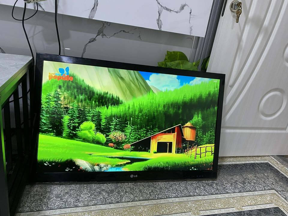 تيفي شاشة 42 ماركةي LG ال جي وةجبةي 1 ليدي كريستال كوري اصلي زور باك و بي عةيبة شوين 3 HD هةية بة زةمان بو نرخ نامة بنيرن يان تيل بكةن ***********
