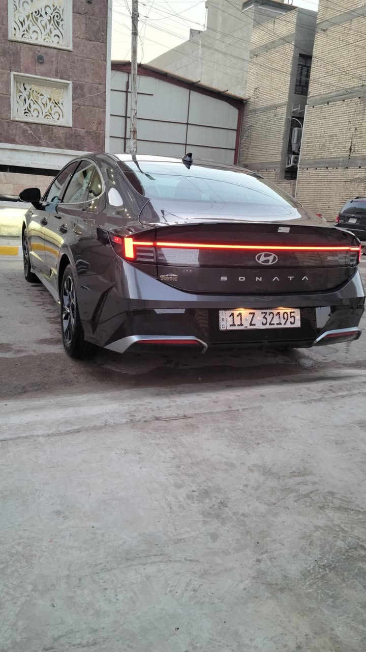 للبيع: هيونداي سوناتا 2025 – فئة SEL وارد امريكي
حادث فقط شبر بارد بقبق الجنطه مصلح بارد باقي السياره مكفوله من كلشي 
اللون: فيلي
المواصفات:
•          عداد السرعه ١٤ الف
 • محرك 4 سلندر سعة 2.5 لتر
 • قوة حوالي 191 حصان
 • گير تعليك أوتوماتيك 8 سرعات
 • نظام دفع أمامي (FWD)
 • بنزين – اقتصادي في الوقود
التجهيزات الخارجية:
 • جنوط ألمنيوم
 • مصابيح LED أمامية وخلفية
 • إضاءة نهارية LED
الداخلية والراحة:
 • مقاعد قماش بحالة ممتازة
 • مقعد السائق تعديل كهربائي
 • شاشة عدادات رقمية
 • شاشة لمس وسطية كبيرة
 • Apple CarPlay & Android Auto
 • تكييف أوتوماتيك
 • تشغيل بصمة وزر
 • دخول ذكي بدون مفتاح
أنظمة السلامة:
 • ABS مانع انغلاق المكابح
 • نظام الثبات الإلكتروني
 • مساعد الحفاظ على المسار
 • تحذير التصادم الأمامي
 • نظام النقطة العمياء
 • كاميرا خلفية
 • وسائد هوائية متعددة
الحالة: ممتازة
السيارة نظيفة وجاهزة للاستخدام رقم بغداد.
السعر:٢١٣💵 وبيها مجال بسيط 
للاستفسار:*********** متواجد واتساب 
‭٠٧٧٦ ٦٨٩ ٥٢٥٠‬ اتصال 📞
