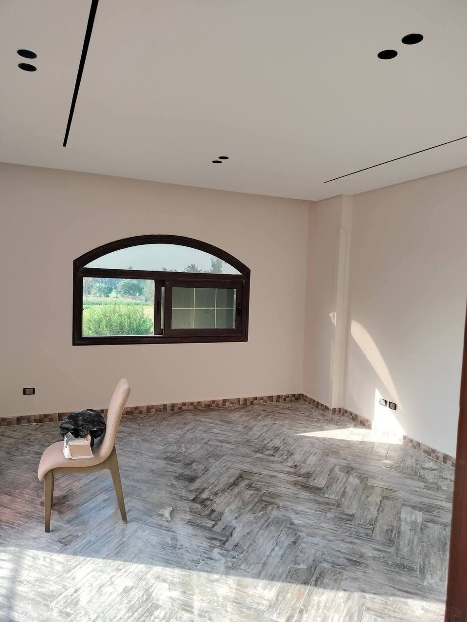مستعدون لعمل كافه اعمال الديكور الداخلي
جبسن بورد 
كافه الاصباغ
بديل الرخام وخشب
نغوش مغربيه 
***********
