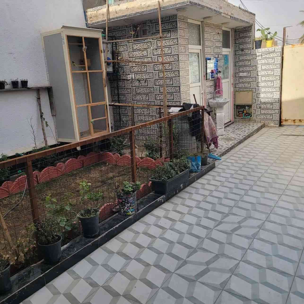 ⭕ بناء حديث مسكون 5 أشهر فقط
⭕ مشتمل للبيع
⭕ بناء حديث 2025 مدة السكن به فقط 4 اشهر 
⭕المساحة الكلية 160 م
⭕متكون من غرفة 5.4م
صالة 5.4.5م
صحيات داخليه وخارجية
استقبال 6.3م 
مطبخ 180.4.5م 
كراج 9.3م 
⭕ الموقع شارع شيخ نصير 
⭕كل الخدمات متوفرة 
⭕ للاستفسار الاتصال على صاحب الدار  ***********

⭕ مكلف بالنشر
