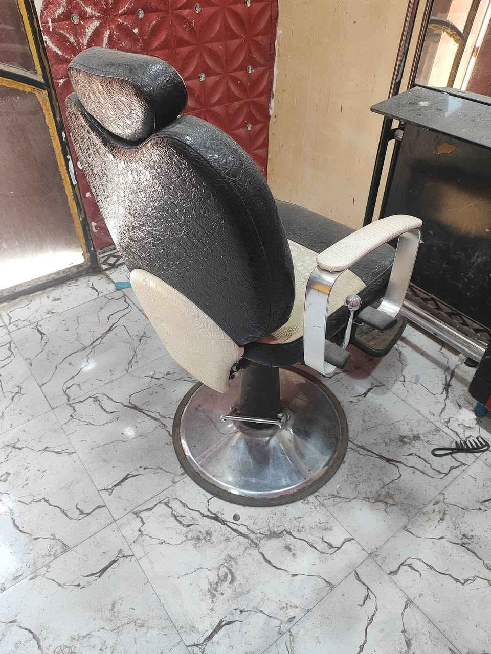 كرسي للبيع نضافه 95 بالميه
سعر 125 الف       واتساب ***********
