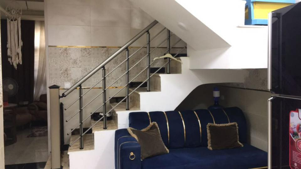 بيت للبيع ٥٠ متر واجهة ٥ نزال١٠  الدورة شارع الكوخ الزهور خدمات كامله تبليط ومي وكهرباء(٣ طوابق بناء حديث ٢٠٢٣ يحتوي على صاله ومطبخ و٣ غرف نوم وخدمات ٢ شبابيك المنيوم كهربائيات درجة اولى وبي ماطور وبوستر نازل وسخان وكامرات وتانكي ) البيت بأسمي تحويل واقرار من صاحب الكاع الرئيسي السعر ١٢٠ وبي مجال للاستفسار *********** موجود واتساب
