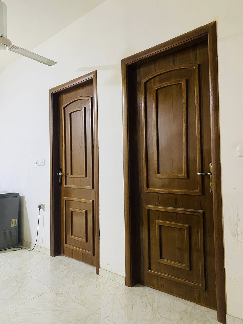 السلام عليكم بيت في منطقة حي السلام شارع المستشفى 7فرع مساحة البيت 125 يحتوي على 5غرف نوم البيت 3طوابق بناء حديث2024
يحتوي على 3 صحيات 
البناء جدا جدا نضيف البيت كله بورسلين من اجود ل أنواع بيت مرتب بمعنى الكلمه احلى مما موضح بل صور لاستفسار الاتصال على الرقم ***********
