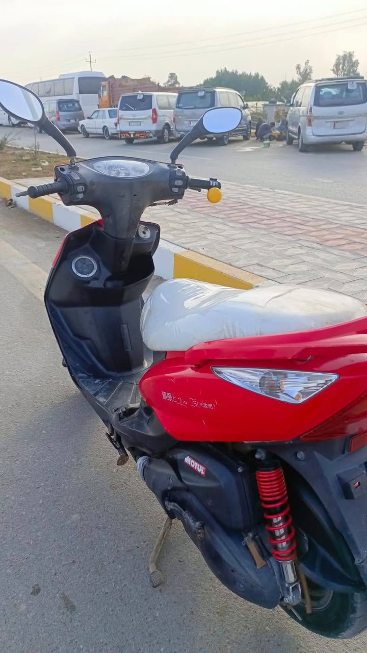 السلام عليكم دراجه ماكس ثعلب طالعه من معرض الزيتون وصل موجود  للبيع دراجه بلاديه من محرك وكفرات وكهربايات شغاله كلها ليت بك ليت هورن أشاير يمنه يسره رباعي سلف هندر السعر 725وبيها مجال لشراي المكان ناصريه مركز /***********
