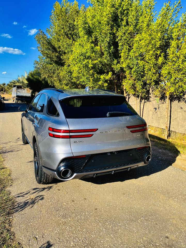السلام عليكم
🚗 For Sale: 2022 Genesis GV70 Sport Prestige — Premium Luxury SUV
محرك 6 سلندر V6 توين تيربو سعة 3.5 لتر
 • قوة 375 حصان
 • عزم 391  حوالي(530 نيوتن متر) 
 • ناقل حركة أوتوماتيك 8 سرعات
 • نظام دفع كلي AWD

⸻

🛋️ الداخلية والراحة
 • مقاعد جلد نابا فاخرة
 • مقاعد أمامية وخلفية تدفئة
 • تكييف ثلاث مناطق
 • شاشة ترفيه 14.5 إنش
 • عدادات رقمية 12.3 إنش
 • نظام صوتي فاخر Lexicon
 • ديكورات داخلية كربون فايبر
 • عرض المعلومات على الزجاج الأمامي HUD

⸻

🛣️ الشكل الخارجي
 • فئة Sport Prestige (أعلى فئة)
 • جنوط رياضية 21 إنش
 • تصميم رياضي فاخر وأنيق

⸻

🧠 الأمان والتقنيات
 • مثبت سرعة متكيف
 • مراقبة النقطة العمياء
 • التحذير من مغادرة المسار
 • مساعد الركن الذكي عن بُعد
 • أنظمة أمان متكاملة

⸻

 • سيارة مريحة وقوية ومناسبة للاستخدام اليومي والسفر
 • تجمع بين الفخامة، الأداء، والتكنولوجيا
▪️السيارة تقرير غرق

💰 السعر: 315 ورقة
📍 الموقع: بابل
📞 للتواصل:***********
