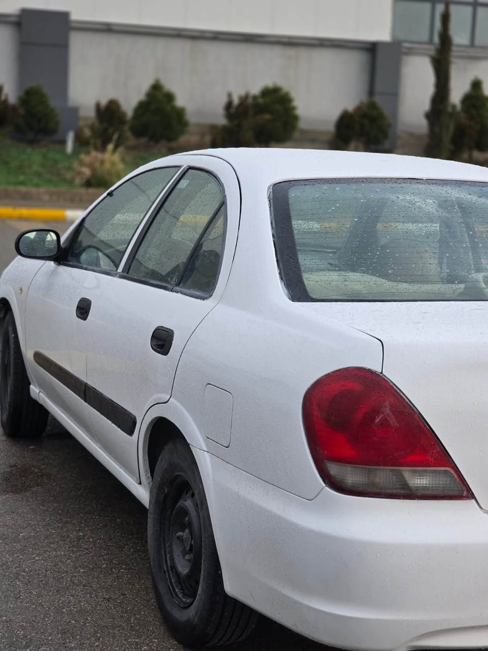 نیسان سەنی مۆدێل ٢٠١٢ 
بیلاد تەکسی بوە کراوە بە خسوسی 
ڕەقەمو سەنەوی و هەزەو بەڕادی تازەیە  ڕەقەمی بەستراوە
سەیارەکە یەک چاملغی دواوەی هەڵگیراوە 

*********** السليمانية, العراق
