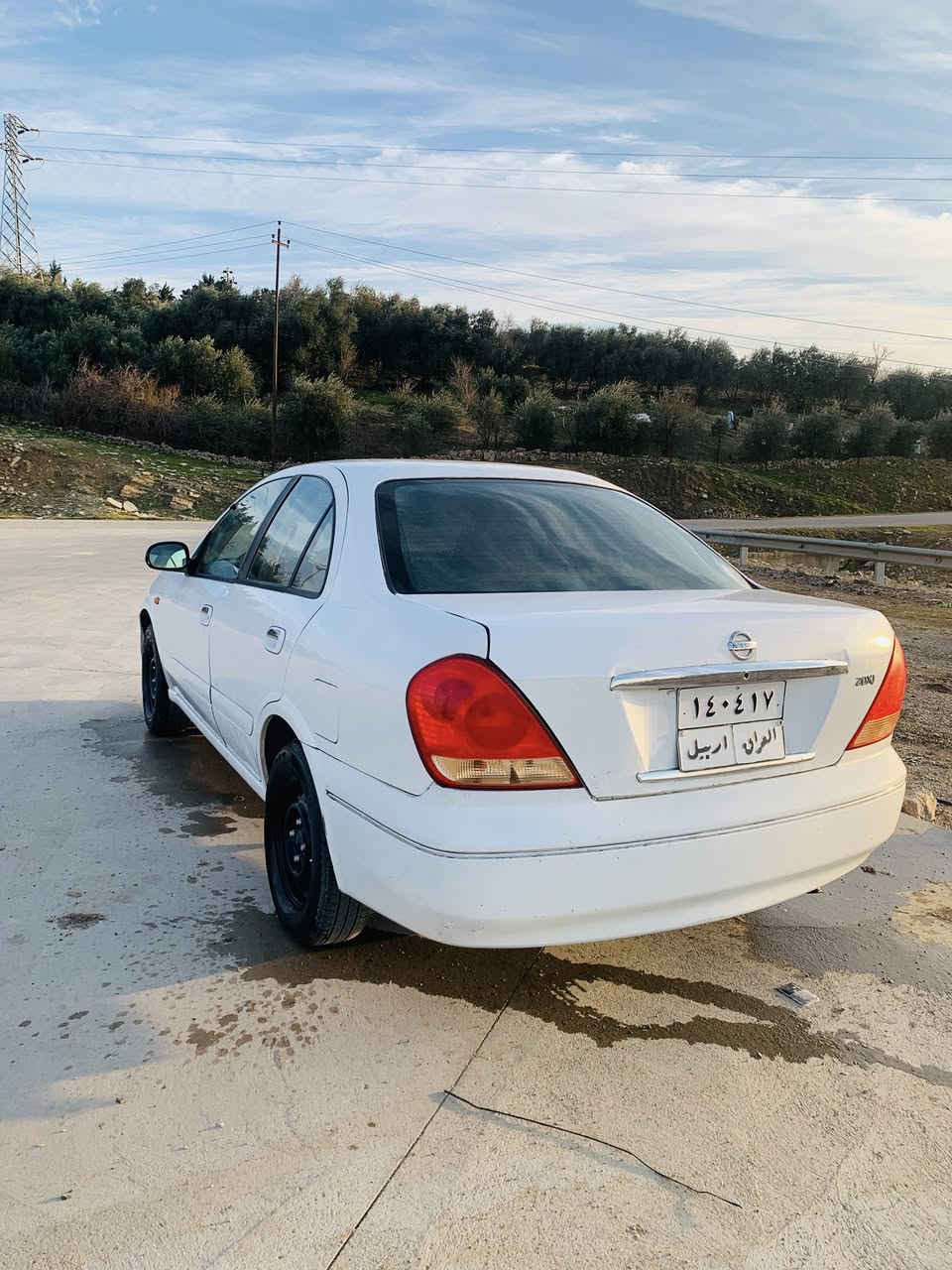 @نیسان سەنی مۆدیل 2009 سەیارەکە بێ مەسرەفە و 4 تایەو ویلی نوێی لە سەرە تەبریدو کارەبایی بە شەرت گێرو مەکینە و تەقەو ڕەقەی نیە لێدراوی هەیە سنوقەکەیو تۆزێ سەقفیشی گرتوە لای ڕاست سەنەوی ساڵێکە بەسەر چوە گێڕ عادیە و هەیکەلی جوان دیارە لە ڕەسمەکە 
ڕقەم
***********
سعر: ٧٠ومجال
