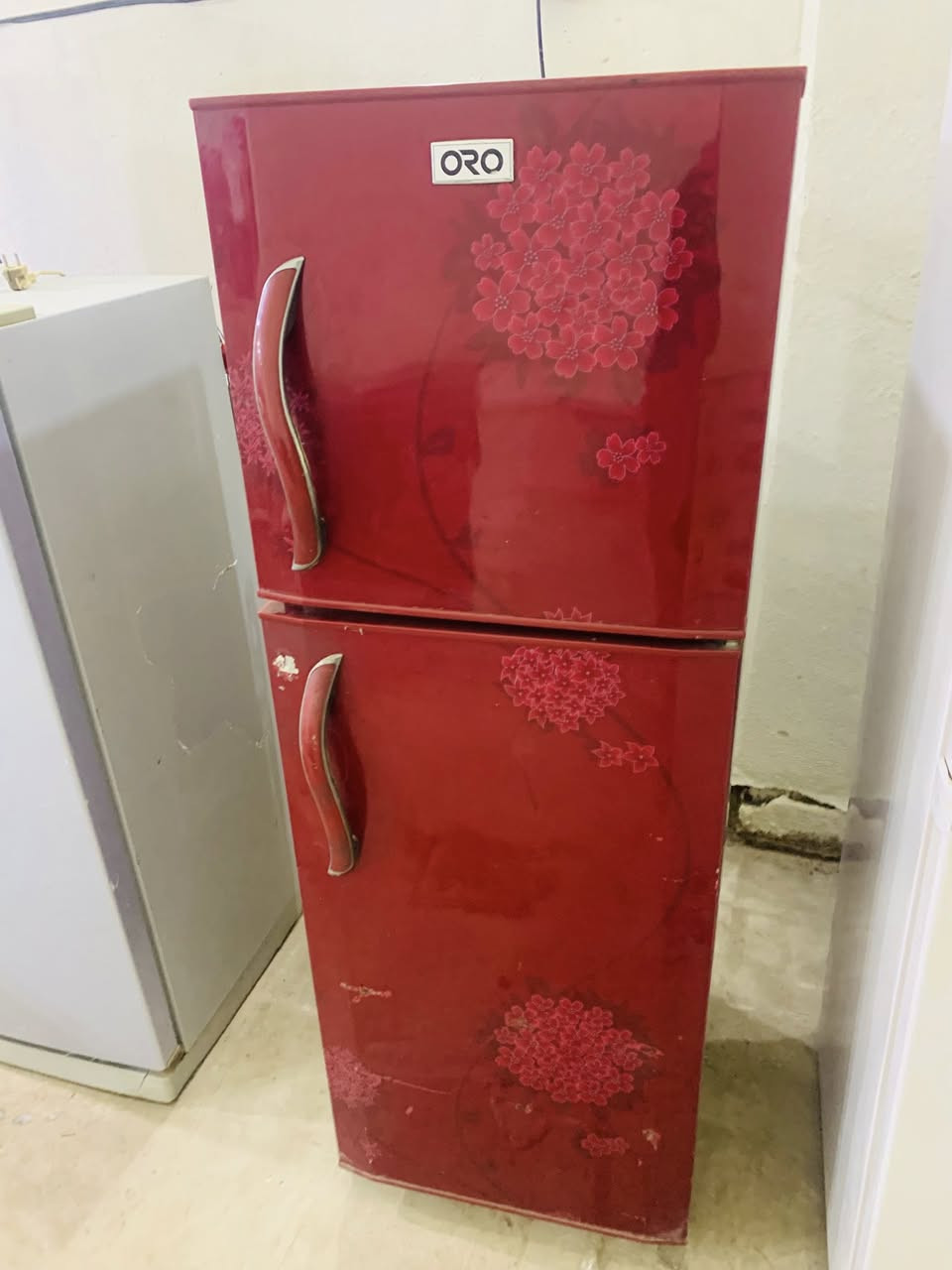 غسالات سعر 75 حجم 25 كيلو 
ثلاجات نوع ارجلك حجم كبير شغاله سعر 200
ثلاجه ماروني سعر 90
ثلاجه رصاصي سعر 65
برادات سعر واحد 60
***********
