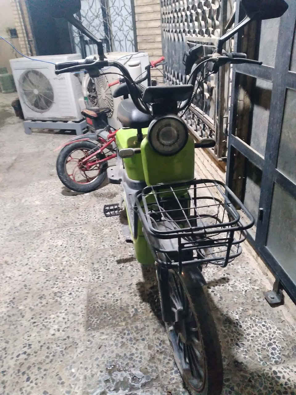 السلام عليكم عندي دراجة شحن نضيفة حيل نقصها بس بطاريات استعمال قليل السعر 250 الرقم ***********واتساب
