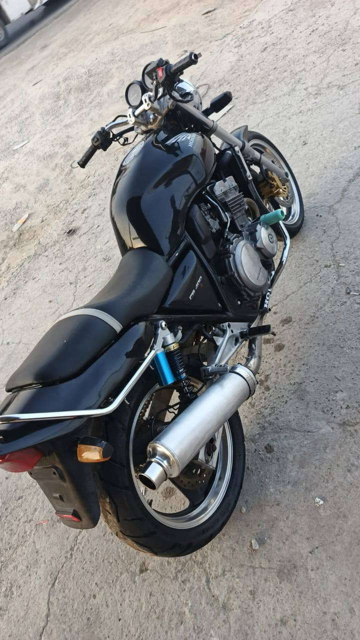 السلام عليكم
سيبي فور ٤٠٠ 
جيل اول 
١٦ ولف
مكينه رصاصي
موديل ١٩٩٧
مكينه وگير ناعمه كلش كفاله عامه 
دراجه ع البلاد ماناقصها برغي 
ترايك وين متريد 
صالنصه كاتم 
شرط ال ١٨٠
اوراق 
مكاني حله مركز 
السعر ع الخاص او اتصل وتدلل 
رقمي ***********
