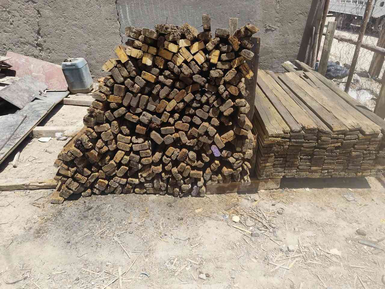 قالب خشب مستعمل للبيع العدد ٦مكعبات السعر 1500قفل بابل ***********
