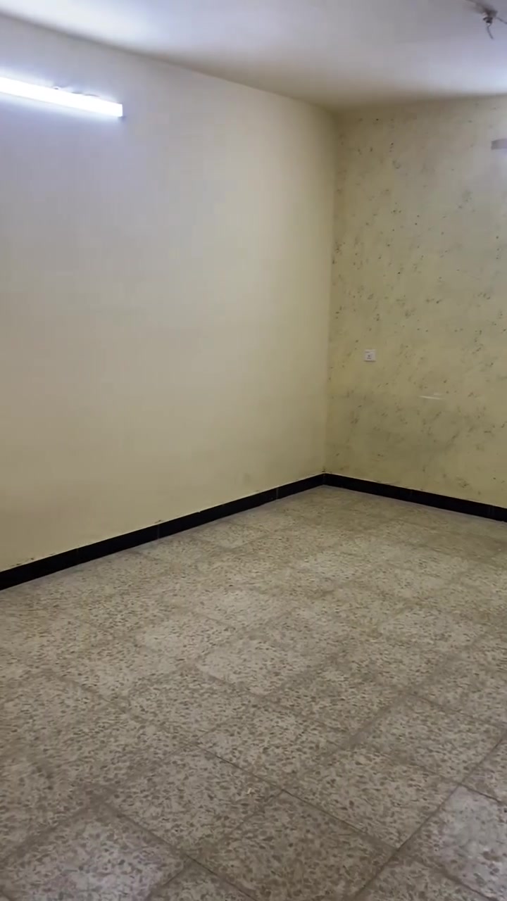 بيت للإيجار طابقين
خلف جامعة التراث 
يحتوي على : 
غرفتين نوم 
صحيات 
هول 
وصالة استقبال 
طارمة 
مطبخ 

للاستفسار ***********
