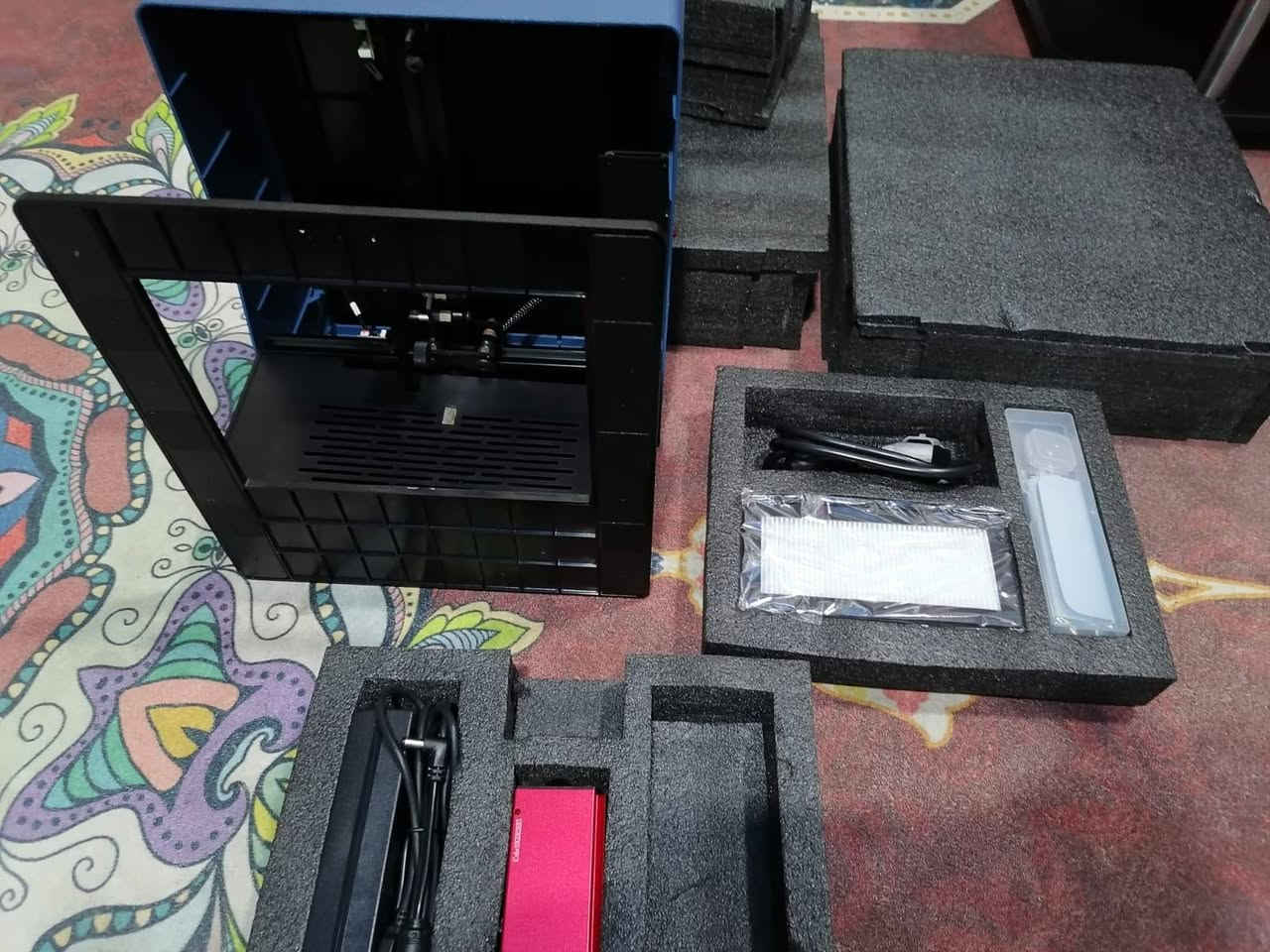 الصورة ماكينة نقش بالليزر من العلامة التجارية SCULPFUN، وتحديداً من سلسلة iCube Pro.
المواصفات والمميزات الرئيسية:
الوظيفة: تُستخدم الماكينة لقطع ونقش المواد المختلفة باستخدام تقنية الليزر.
نظام الفلترة: تأتي مزودة بفلتر دخان مدمج لتنقية الهواء أثناء عملية العمل.
التحكم: يمكن التحكم بها من خلال تطبيق خاص عبر الهاتف الذكي أو الكمبيوتر.
الأداء: تتوفر الماكينة بعدة خيارات من حيث قوة الليزر، مثل 5 واط في موديل iCube Pro أو 10 واط في موديل iCube ProMax.
التوافق: تدعم العمل مع الملحقات المختلفة مثل المحور الدوار (Rotary Chuck) لنقش الأجسام الأسطوانية.  خوان بيه نقص القاعد الوسط  والجامه الواقيه  شغاله شغاله


**إذا كنت صاحب هذا الإعلان وتريد حذفه لأي سبب، رجاءا أرسل رسالة إلى الدعم الفني**