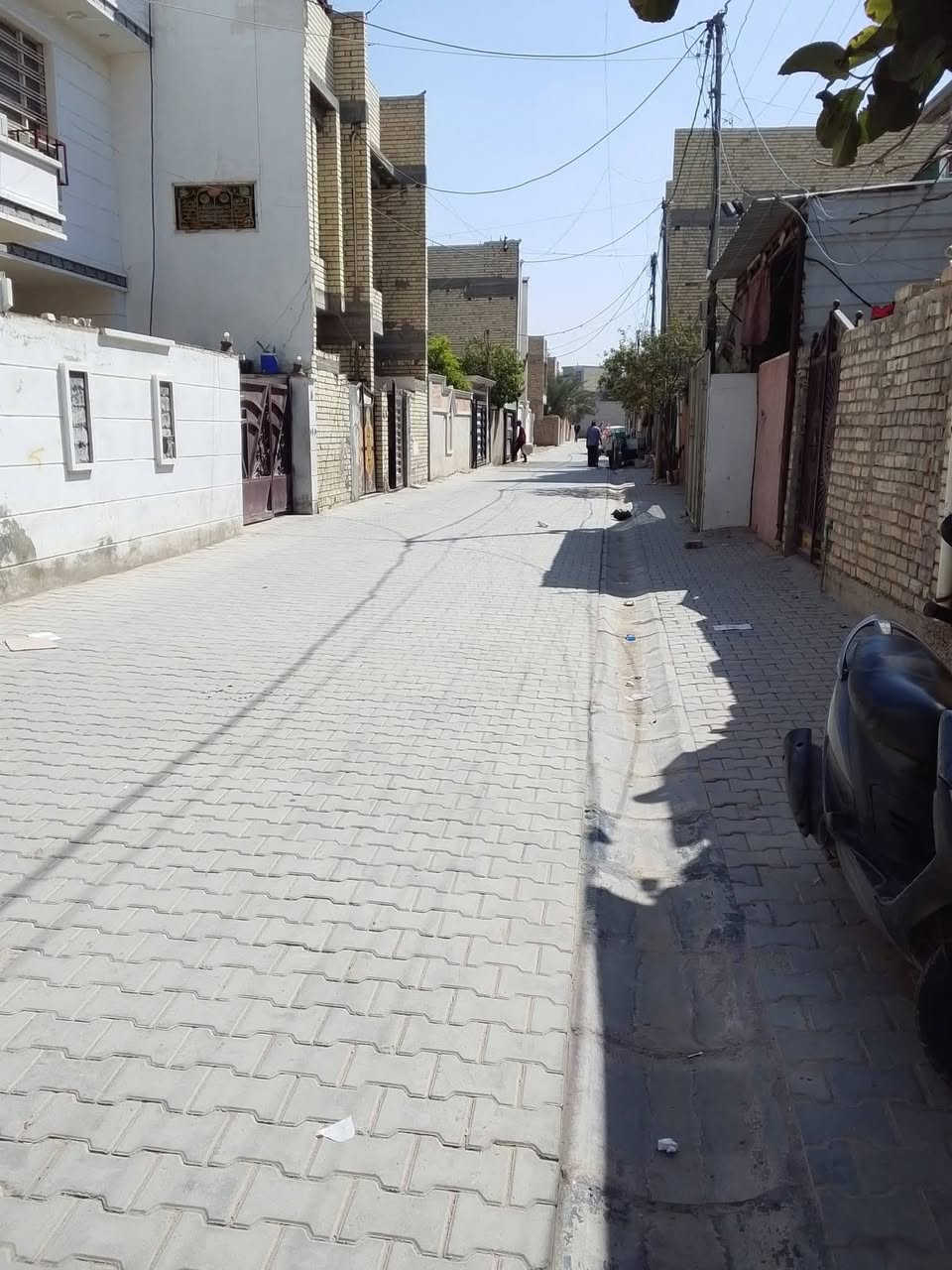 السلام عليكم بيت للبيع مساحه120متر طابق واحد بيت جديد وجاهز للسكن يحتوي على استقبال وصاله مدخل للاستقبال ومدخل على مطبخ حولي كبير ترك عدد٢ غرفه نوم وحده يحتوي على سخان وماطور وثريات وتانكيات عدد٢ بيت جاهز وفارغ العنوان الغرير نزله العياده الشعبيه فرع ابوخميس الفرع عريض كامل خدمات من مجاري ومي وكهرباء ومقرنص سند٢٥ سعر ٨٥وبي مجال قليل للاستفسار على رقم ***********
