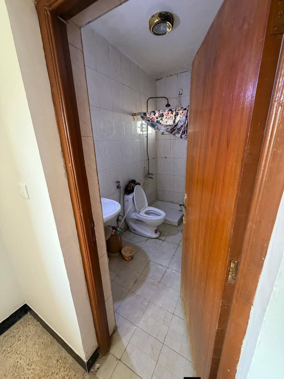 سلام عليكم شقه للبيع بحي الزيتون مساحته 165 بي غرفتين وصحيات ثنين وكيزرات ثنين ومكيفات ثنين ومراوح ويا للعلم هذني كلهن هديه وي البيت بناء 2021 المكان الديوانيه رقم الهاتف ***********
