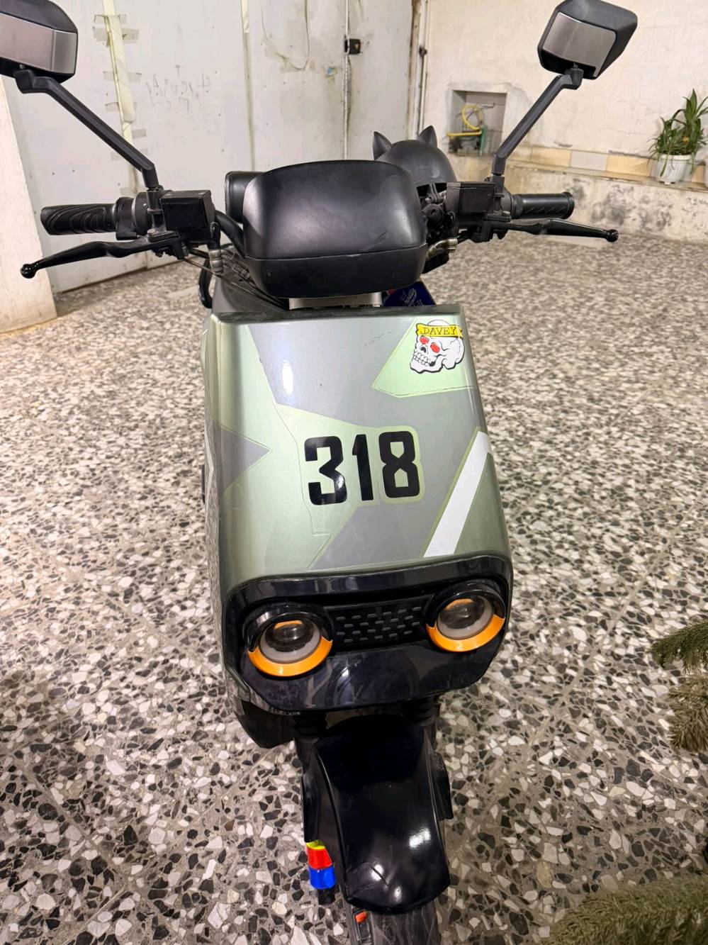 السعر 530 الف وبيها مجال بسيط حك الجيه 
للتواصل واتساب تلجرام
*********** 
انستا f1_14f


هذه هي الدراجة الكهربائية الشهيرة والمعروفة في السوق العراقي باسم دراجة شحن 318 (أو إصدارات Korea-MR الـ 318)، وتعتبر من الدراجات القوية والمطلوبة جداً بسبب متانتها وتصميمها العصري "أبو عيون" المميّز.
​إليك المواصفات الحقيقية والمضبوطة لهذه الدراجة:
​⚡ الأداء والسرعة
​قوة المحرك (الملف): يأتي بمحرك قوي بقدرة 1500 واط إلى 2000 واط (حسب الدفعة والدقة في التصنيع)، مما يعطيها عزماً ممتازاً في الصعدات.
​السرعة القصوى: تصل سرعتها على الشاشة (الكيج) إلى حوالي 85 - 95 كم/ساعة (والسرعة الفعلية على الأرض تتراوح بين 65 إلى 75 كم/ساعة حسب الوزن).
​ناقل الحركة (الجير): تحتوي على 4 سرعات (نمر) إلكترونية لتوفير الطاقة أو زيادة السرعة، بالإضافة إلى نظام R (بَك) للحركة إلى الخلف.
​🔋 البطارية والطاقة
​نظام البطاريات: تعمل بـ 6 بطاريات كبيرة الحجم من نوع "غرافين" (Graphene) المتطور بقوة 32 أمبير.
​المسافة (المدى): تقطع مسافة تصل من 50 إلى 70 كم بالشحنة الواحدة (يعتمد على معدل السرعة والوزن المحمول).
​🛠️ المواصفات الإضافية والتحكم
​التشغيل الذكي: تدعم التشغيل بدون مفتاح عن طريق البصمة (الريموت)، السويتش الاعتيادي، أو نظام كارت الـ NFC الذكي.
​الإضاءة: نظام إضاءة LED أمامي مزدوج قوي جداً (المعروف بشكل العيون الدائرية المحاطة بإطار برتقالي) لإضاءة ليلية ممتازة.
​الإضافات: تحتوي على شاشة ديجيتال واضحة لقراءة السرعة ونسبة شحن البطارية، بالإضافة إلى منفذ شحن هاتف (USB) وحامل موبايل.
​الدراجة ممتازة للمسافات الطويلة والعمل اليومي بسبب سعة بطارياتها الكبيرة وثباتها العالي على الطريق.