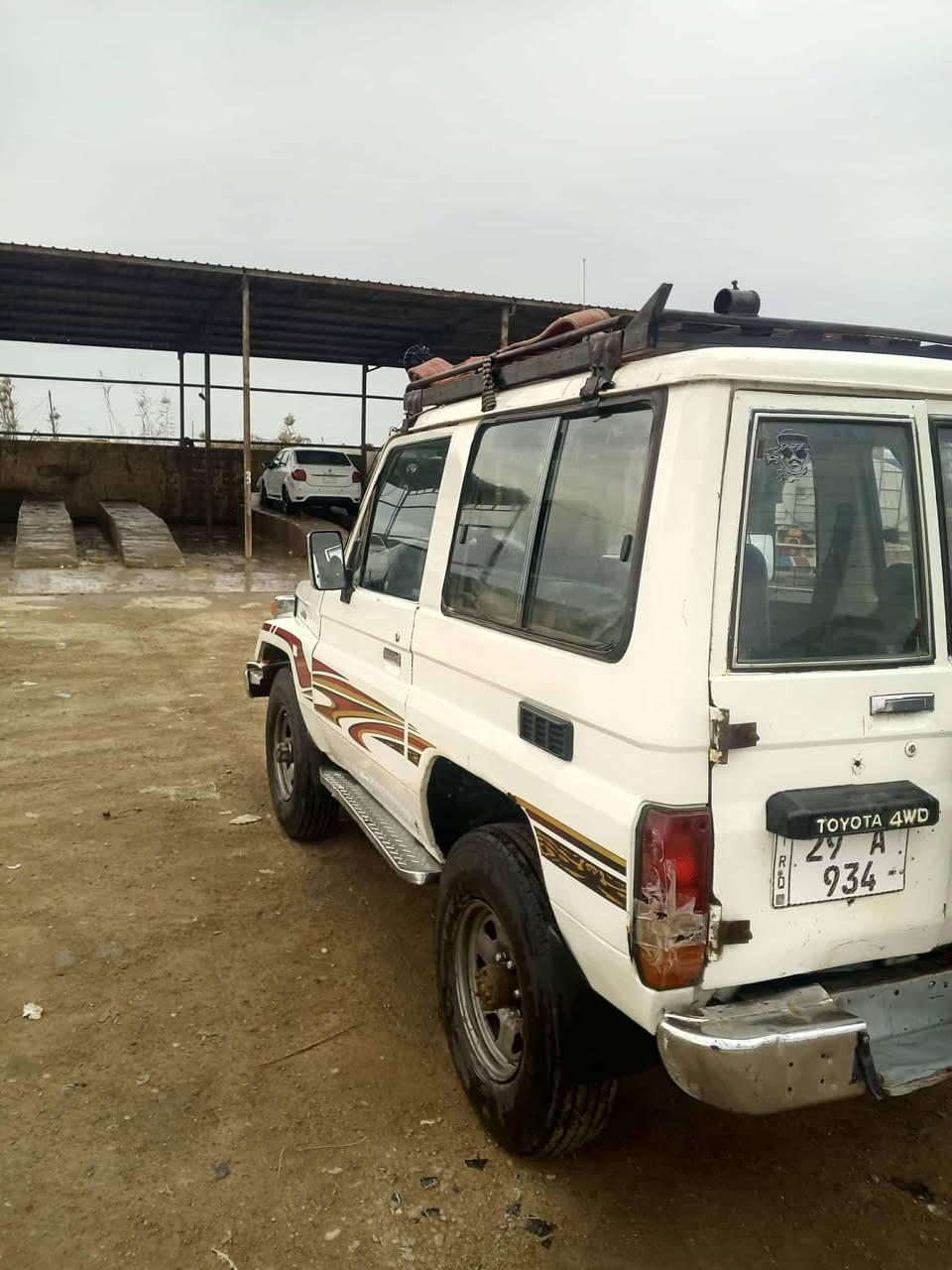 السلام عليكم لاكروز  ربع موديل88 رقم واسط دولي وين ما يعجبك تحول باسمي السعر 67 بغداد تقاطع النهروان***********
