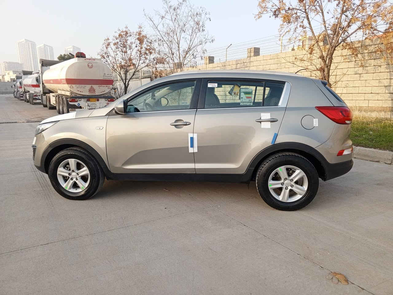 السلام عليكم للبيع كيا سبورتاج 2016لون ذهبي خليجي  بيه جاملغ سايق ونص باب سايق صبغ بدون دواخل بدون ايرباك وبيه بارد بسيط سياره حلوه مواصفات الاعتياديه نضام ايكو داخل رصاصي لايت زنون 5ويل كب  كير محرك تبريد كله بشرط محرك 2000دوش مامفتوح برغي منه  ترايه كلش حلو صدر امامي وخلفي كله جديد تايرات جديد دهن فلاتر هايدروليك جديد سبير عدا بلاد ماشيه180الف سنويه ارقام كله جديد لل2029بسمي تحويل بنفس ليوم  مكان السياره ب #السليمانيه السعر ب135وبيه مجال كلش بسيط وسعر مناسب الشراي يتصل ***********
