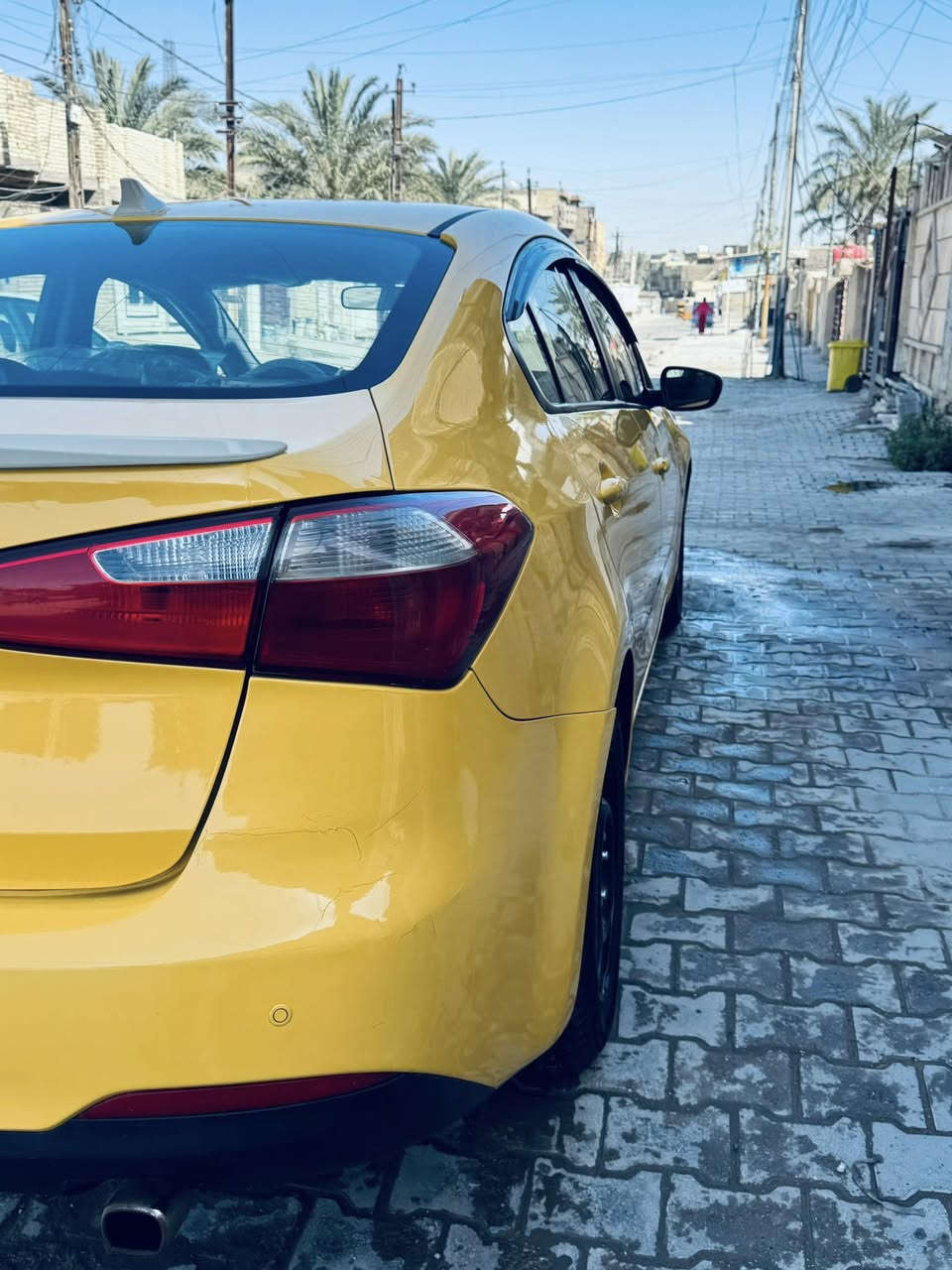 السلام عليكم
كيا فورتي الموديل 2015 /رقم بغداد الإنكليزي تحويل مباشر 
مصفره هيئه او غرامات 
كفاله كير مكينه صدر تبريد كله حديد
داخل جديد مواصفات نص فول 
شاشه كامره داخل لونين 
حساس خلفي تحكمات 
مكينه 1800دوووش ما مفتوحه 
حادث جاملغ أمامي السياره ليبل واحد كفاله الغود شواصي تكم دواخل السياره خير من الله واحلا من الصور السعر 107بيهه مجال قليل حك الجيه الشراي يتصل او يدلل العنوان بغداد /***********
