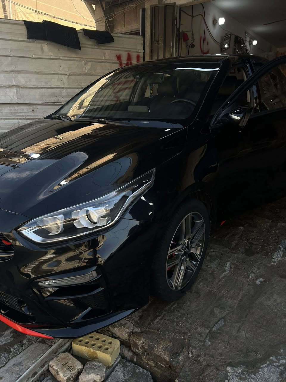 السلام عليكم كيا سيراتو موديل 2021
مواصفات فول عده فتحه كشنات تدفئه تبريد اشاير مري بصمه شاشه كامره دواره نضامين قياده وبعد مواصفات السياره ماشيه 151 كم 
حادثها باب السايق امبدل بلاد وجاملغ امامي راجع بارد رايدها ب 123$ شده وتلاثه وعشرين وقابله للتفاوض *********** هاتف
