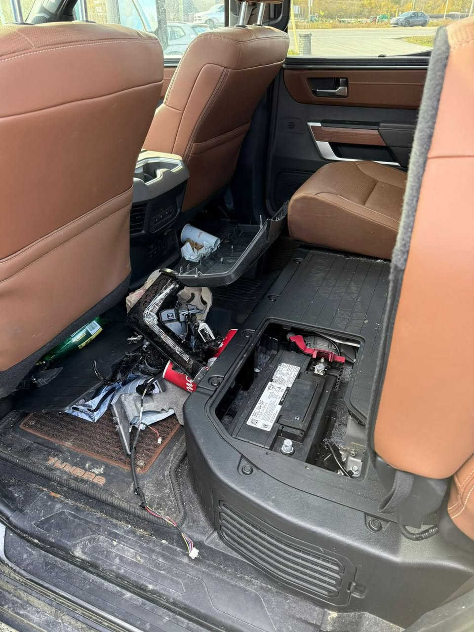 السلام عليكم 
صلو علئ النبي 
تندرا 2024(ادشن 1794)فول الفول 
بدون شاصي بدون ايرباك 
على حادثها موجودة بغداد 
سيارة 5كامرات حساس امامي خلفي 
جكات بلاد 
الاستفسار 
***********
***********
