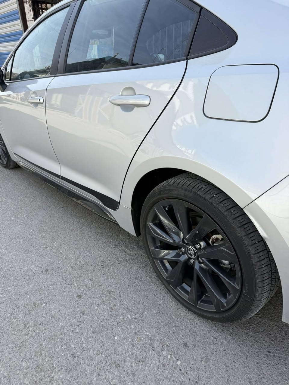 كورلا 2024 se بلاك ادشن فول ماعدا الفتحه ماشيه 39 رقم بغداد باسمي طابه كلين ونضربت بالحاويه قماره صار بيهة بارد وتكحيل وتكمه نصهة نصبغت اثر شخوط وحادث بالعراق بدلت بابين وجاملغ ولبنيد يعني بيهة صفحه والخشم مال شاصي تعدل باليزر بيع مستعجل السعر 125$ وبيهة مجال ***********
