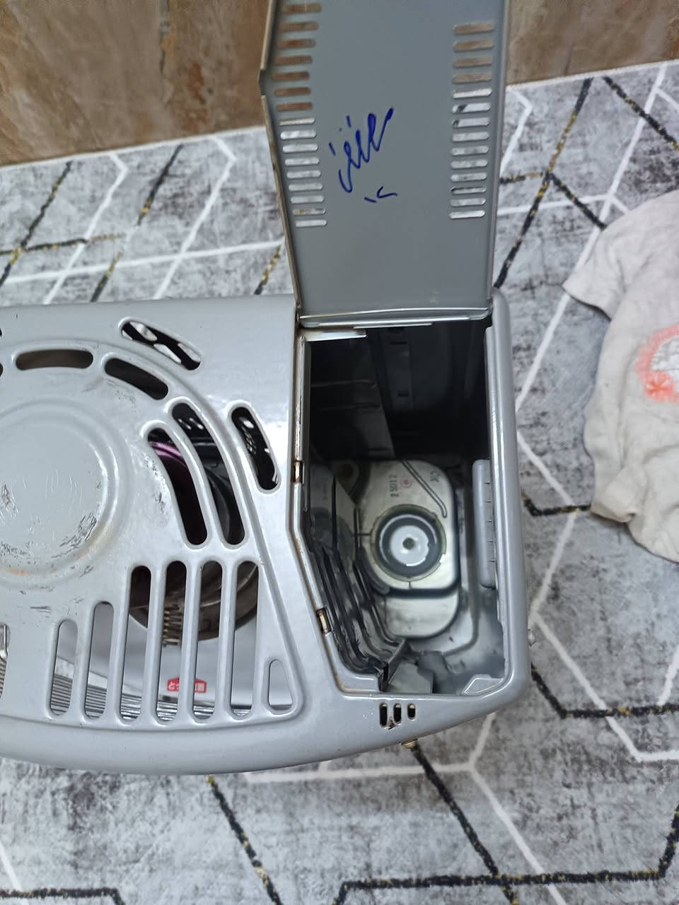 صوبه نفطيه حجم الوسط نظيفه كلش اخت الجديده
السعر ٧٠ الف دينار
حي البكرلي٠
***********
