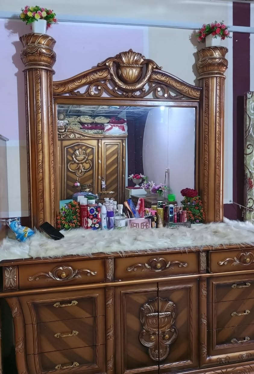 سلام عليكم كرفه نوم كويتي اصل الون صاج اصلي لاخدش ولا كسر تكون من ابو مرايه وملحق وكومديات2وجربايه وكنتو. ست طلاكات قرفه فخمه ماخذه مليون250سابقن وسعر الحالي ب850وبيه مجال جدن بصيط حك الجيه جدن بصيط الستفسار عل رقم بي وتساب ***********
